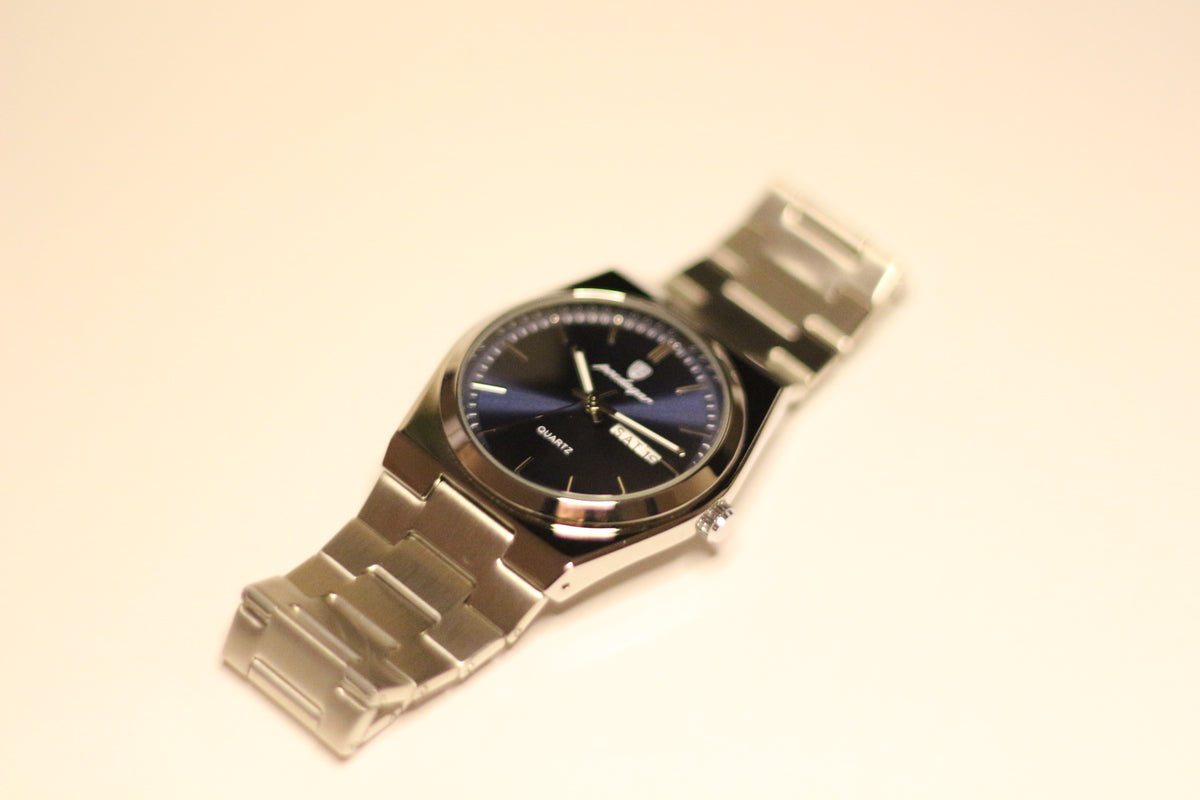 Bartlett 1954 Arvel, angled view of the blue dial and steel bracelet